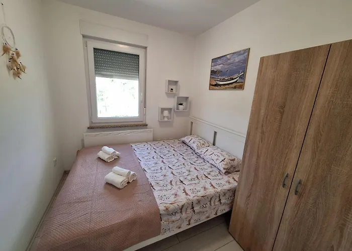 Laura Villa *